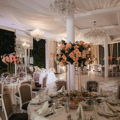 Украшение зала на свадьбу в Москве: оформление от декор-студий